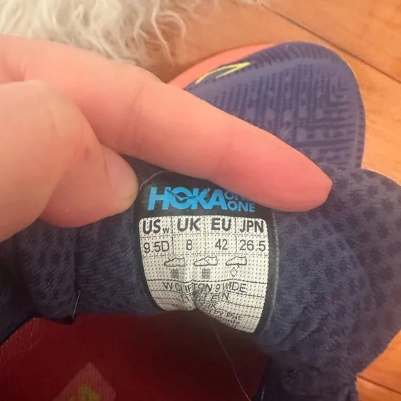 Hoka one one Clifton 9 wide- size 9.5 WIDE WIDTH - Picture 12 of 13